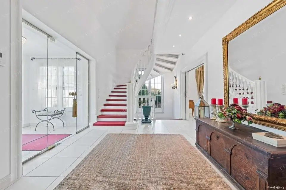 Elegante Einfamilienvilla mit Wellnessbereich & Pool in bester Lage von Mauer