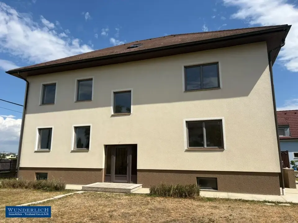 Riesiges Zweifamilienhaus mit Garten