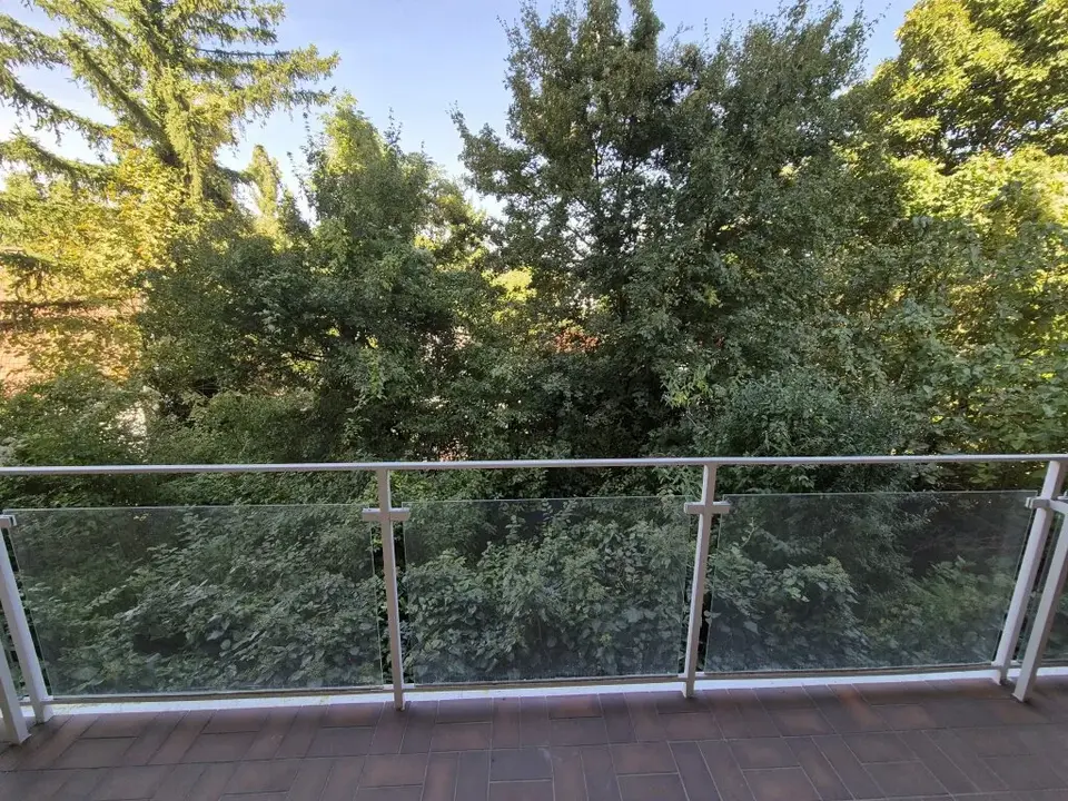 Ein Hausgeschoss mit 2 Wohnungen mit großem Balkon in sehr ruhiger Grünlage nahe Lainzer Tiergarten