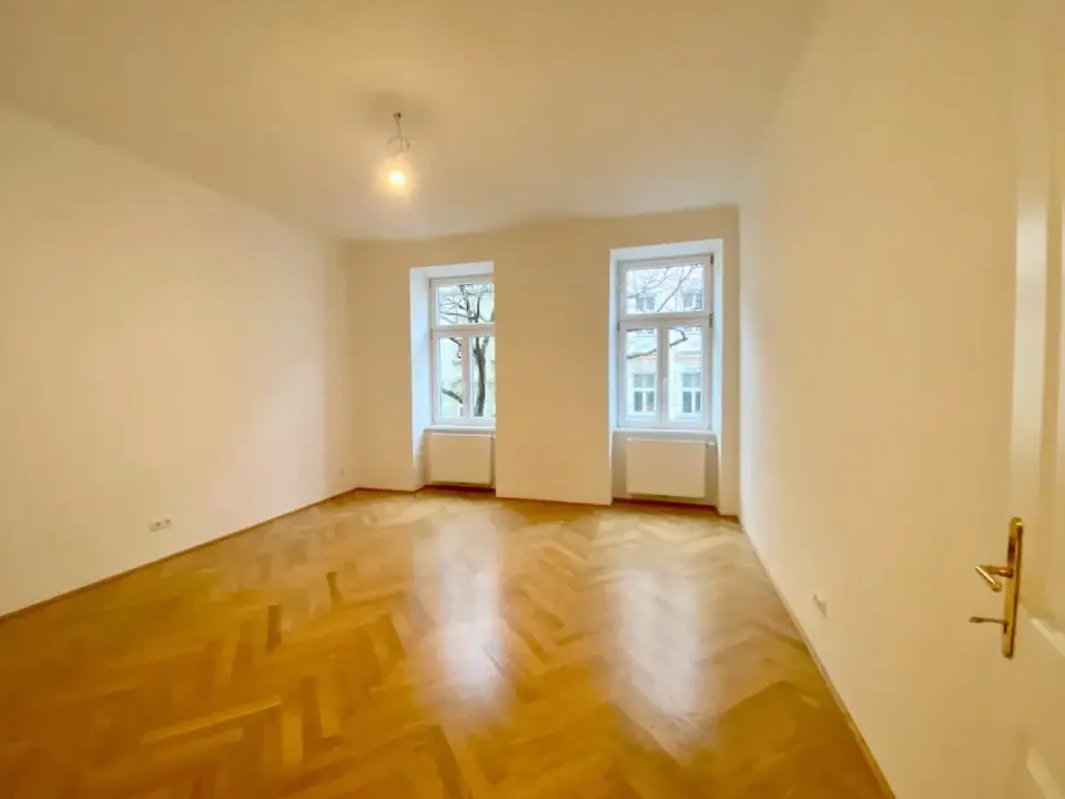 ERSTBEZUG im CHARMANTEN ALTBAU, U3 NÄHE!