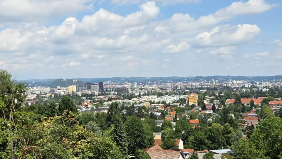 Großzügiges Architektenhaus mit einzigartigem Schloßbergblick! Videobesichtigung ansehen!
